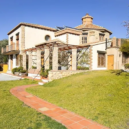 Traditional Farmhouse; Large Pool,gardens & Views.