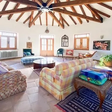 Traditional Farmhouse; Large Pool,gardens & Views.
